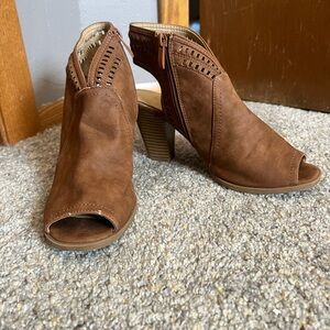 Brown Heeled Boots with Slouchy Design and Chunky Heel